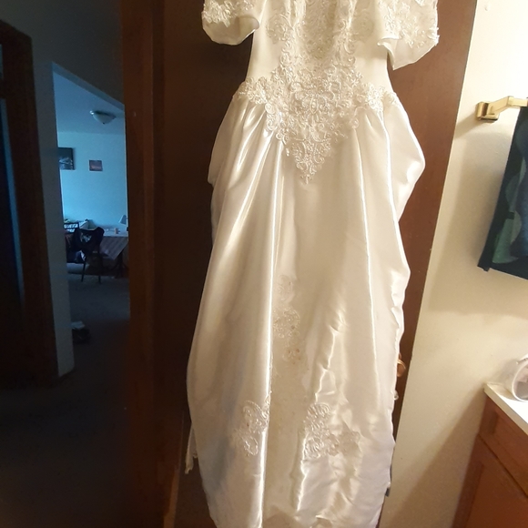 Pearl beaded wedding dress with  8 inch long train - Picture 3 of 4
